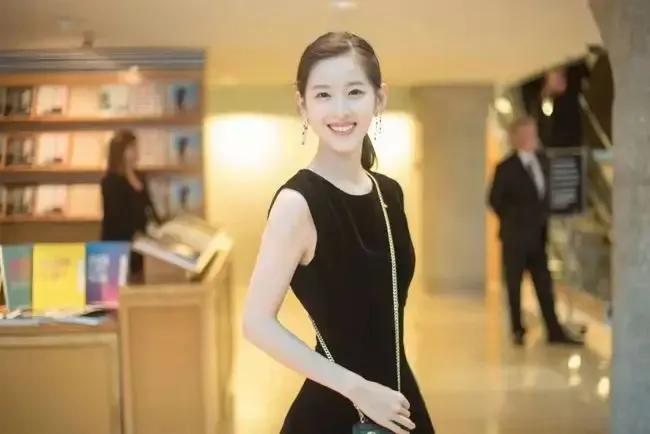 且看奶茶妹妹章泽天，是如何把一手烂牌打成王炸的…