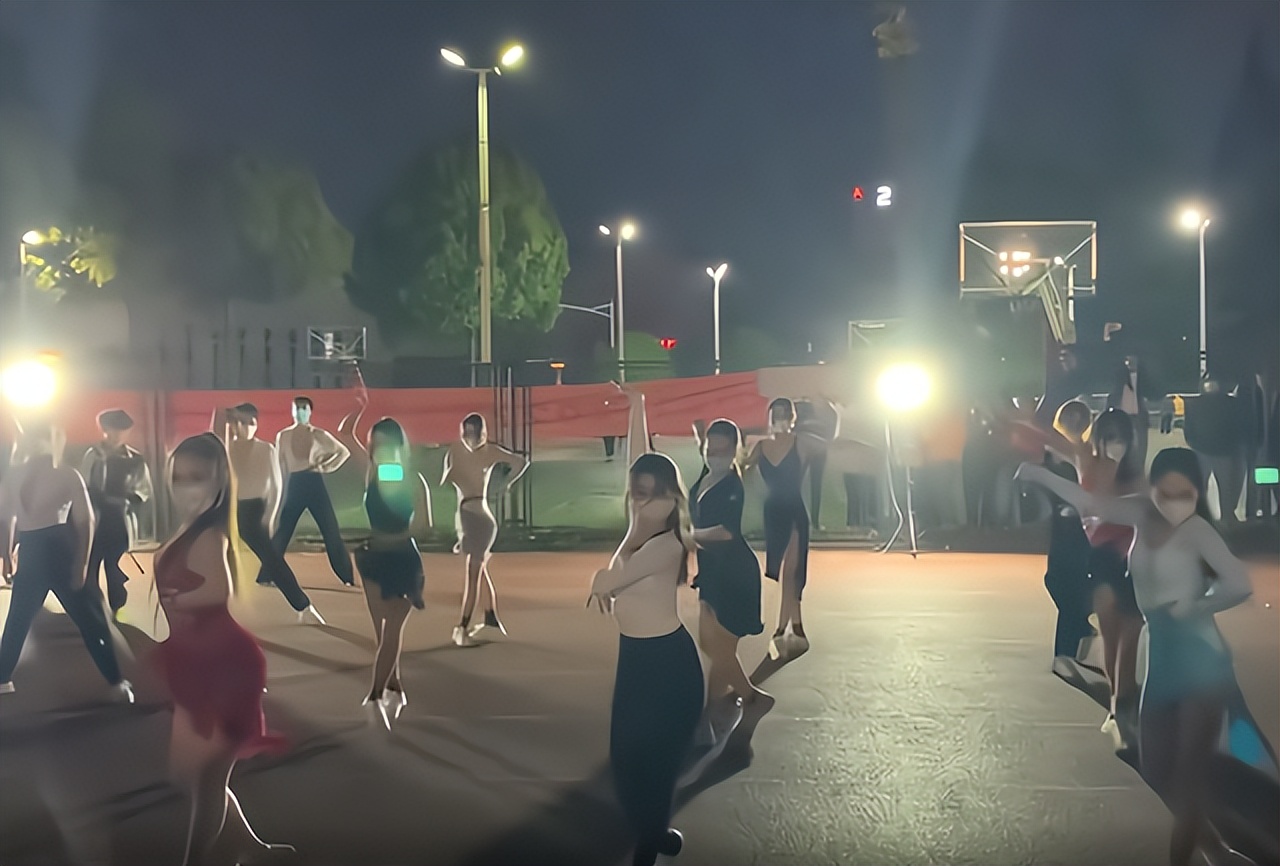 高校解除封闭管理后，美女大学生校内热舞，优美舞姿引众人称赞