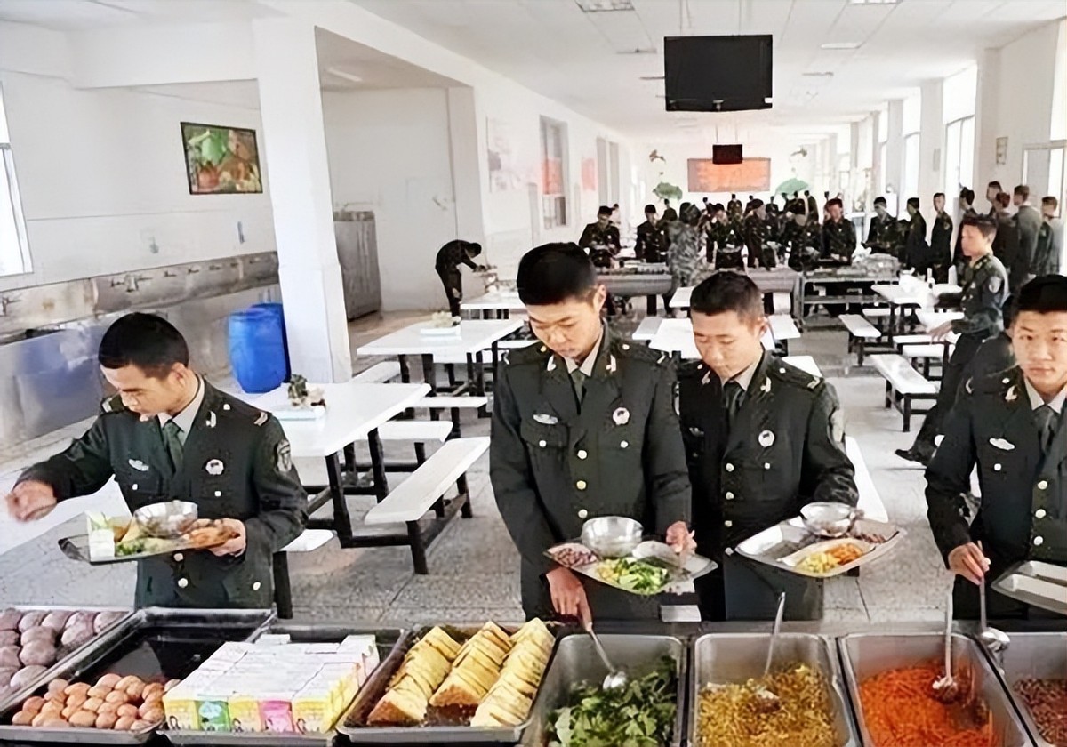 70年代部队伙食：面和肉是稀罕物，一个连50块，维持100多人三餐