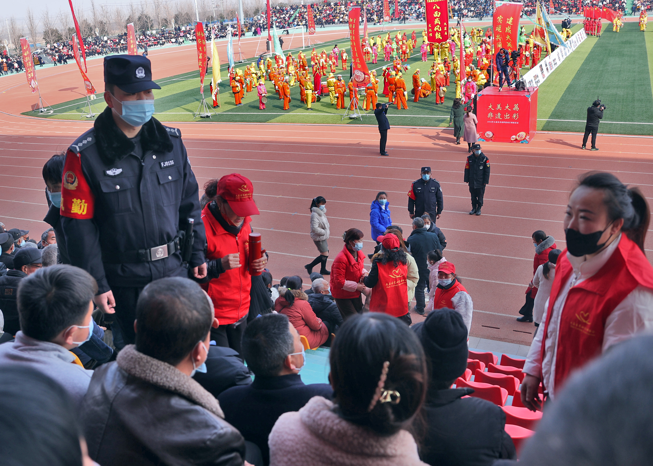 陕西大荔县公安多警联动护航非遗展演闹元宵