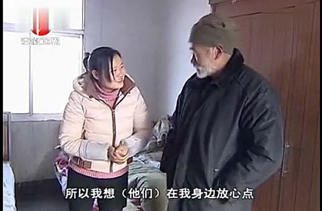 安徽光棍兄弟收养弃婴，给拖拉机装土赚奶粉钱，34年后女婴成教师