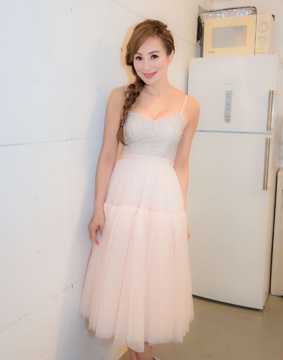 她曾是亚洲小姐冠军，一婚嫁入豪门，二婚嫁小25岁老公生活幸福