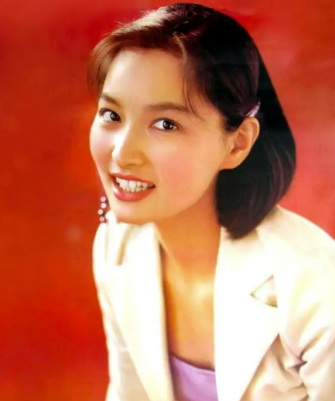 挂历女神殷亭茹：爆红后退圈，中年丧夫，晚年又病死他乡令人唏嘘