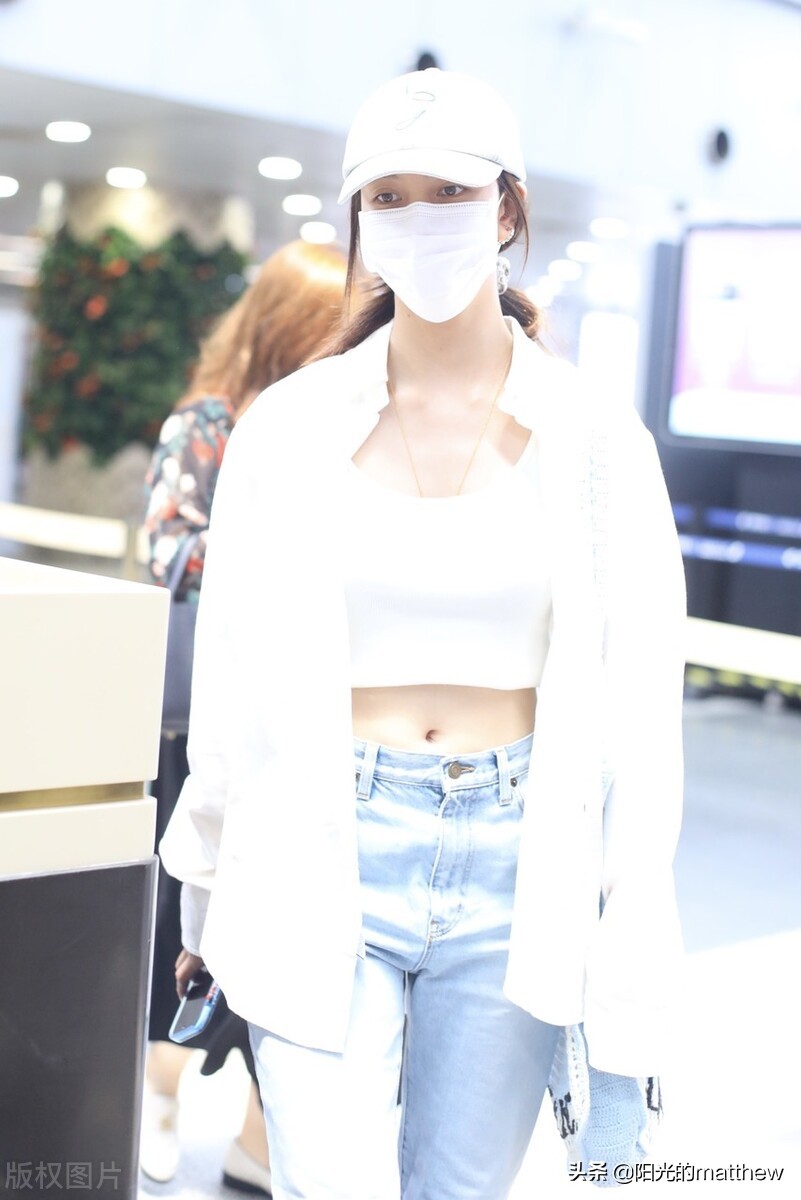 宋妍霏白色外套牛仔裤现身机场，秀马甲线身材好