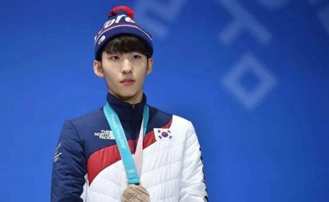 林孝俊世界杯(韩国归化冠军林孝俊现身中国农村宴席,站着弯腰低头吃席