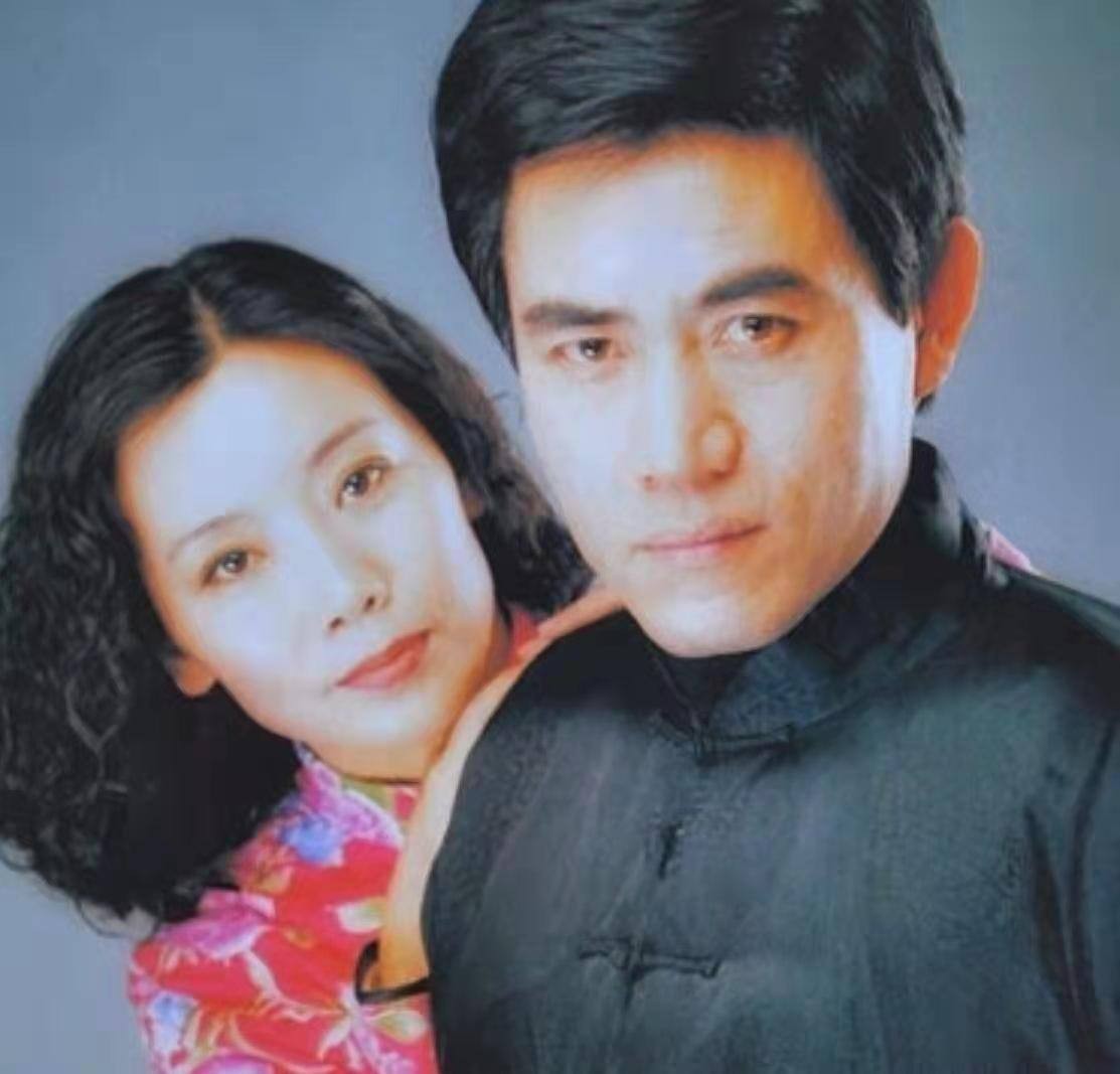 6位娱圈明星夫妻，从校服到婚纱，个个娶初恋，在一起最长40年