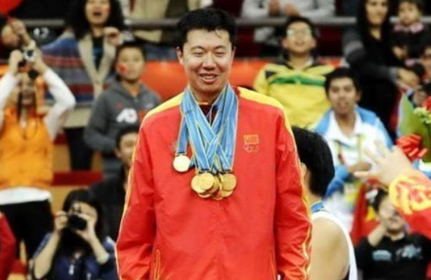 王治郅为什么从nba(八一名宿王治郅：姚明易建联“中间人”，首位登陆NBA中国球员)