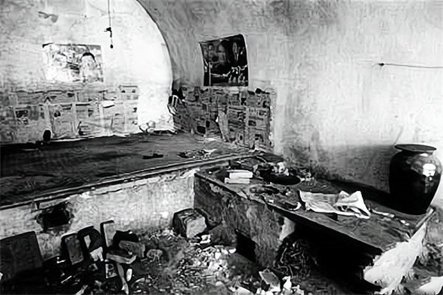 2001年，生意失败的他开始报复村民，导致80余人遇难