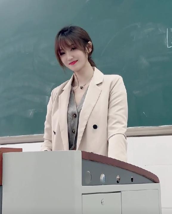 大学课堂上，美女教师讲课“火了”，网友：现在复读还来得及吗？