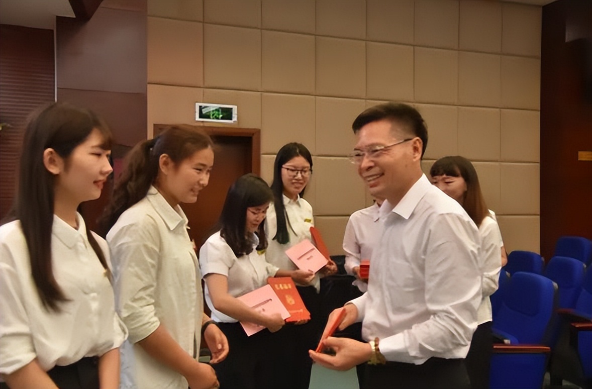 研究生公开“学费清单”，看到真实金额后，农村家长红了眼眶