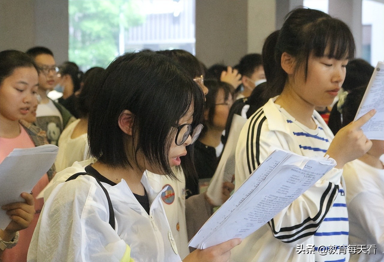 中学生迎来“坏消息”，2022高考或发生新变化，达线难度上升了