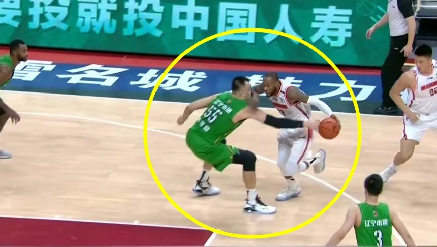 为什么cba碰到人就犯规(CBA常规赛影响最恶劣的三大恶意犯规事件)