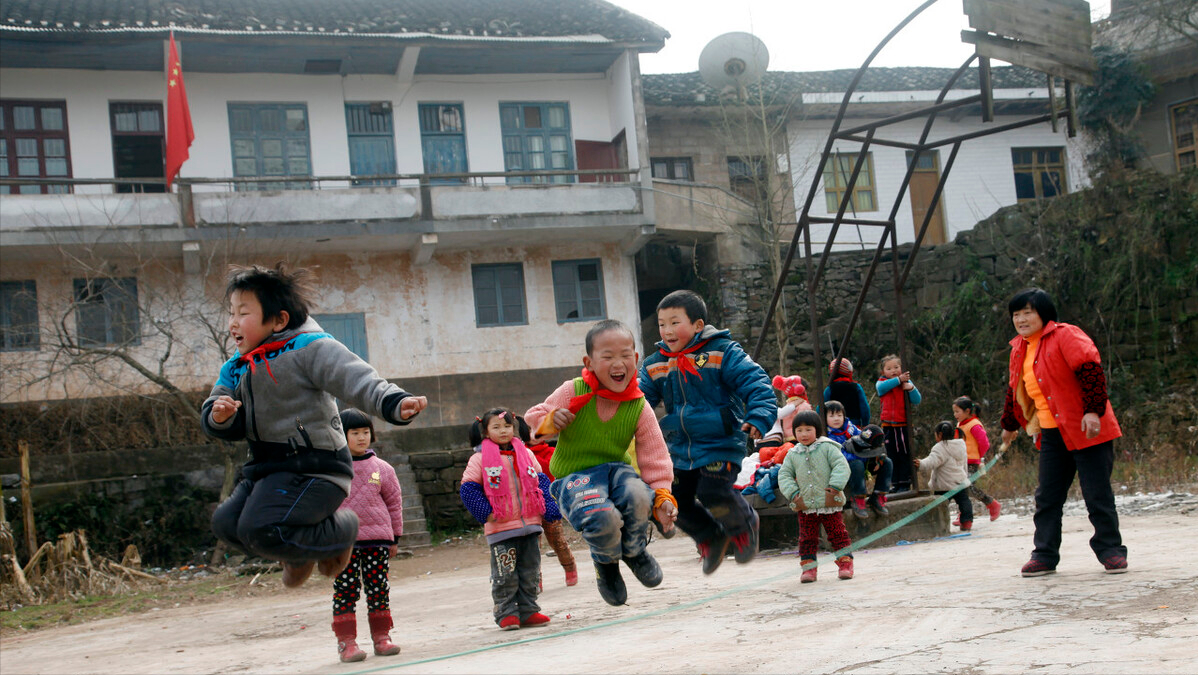 “撤点并校”实施20年，消失328672所小学！乡村学校撤与留的思考