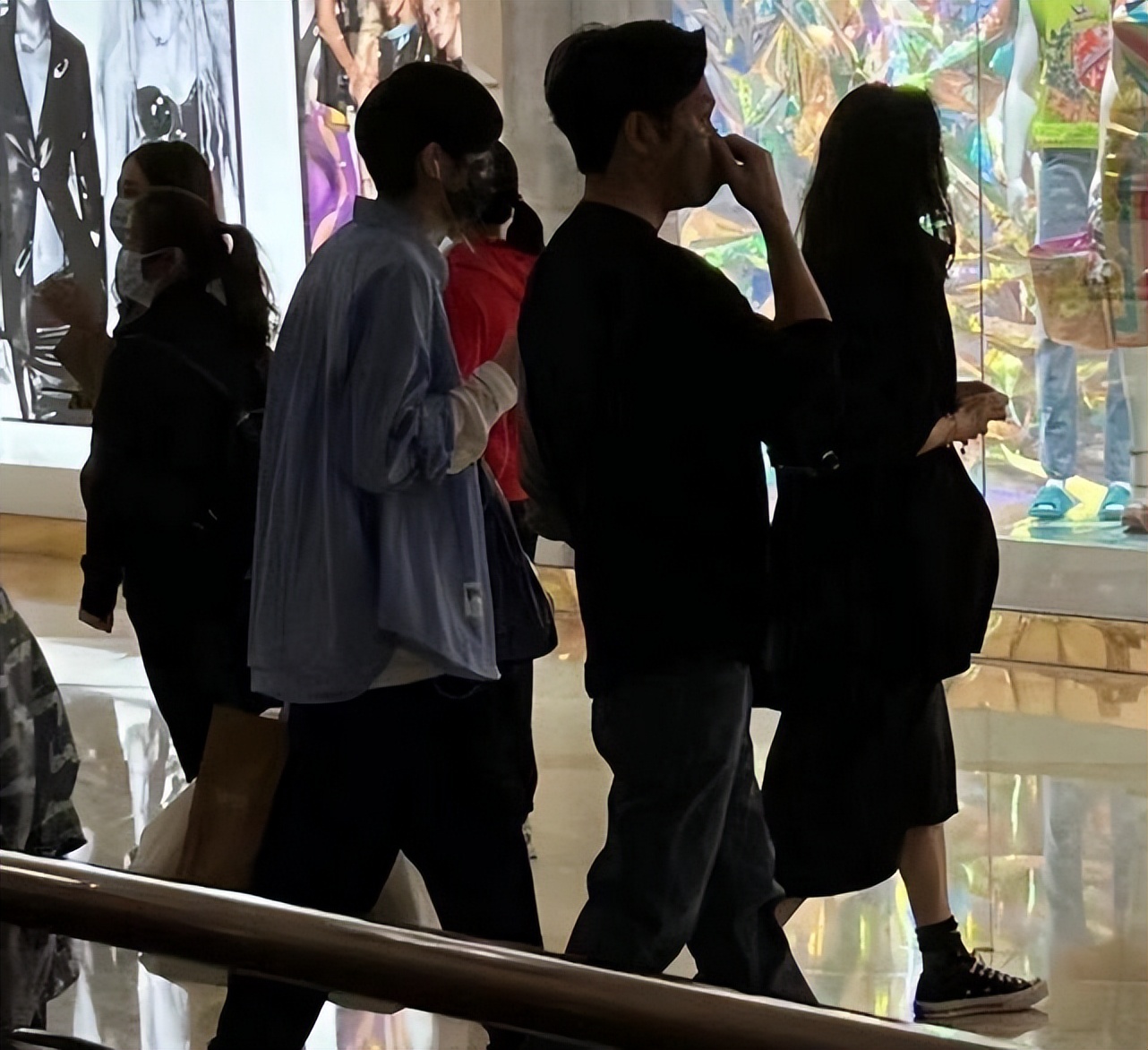 张智霖夫妇浪漫约会，结婚21年甜蜜如初，50岁袁咏仪自信秀全素颜