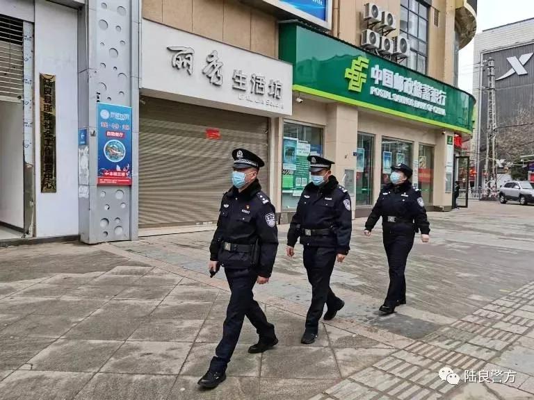 迎风雪 战严寒 群众过大年 爨警保平安