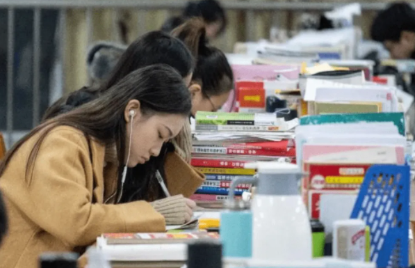 研究生宿舍走红，完美诠释简易版“上床下桌”，读研的学生沉默了