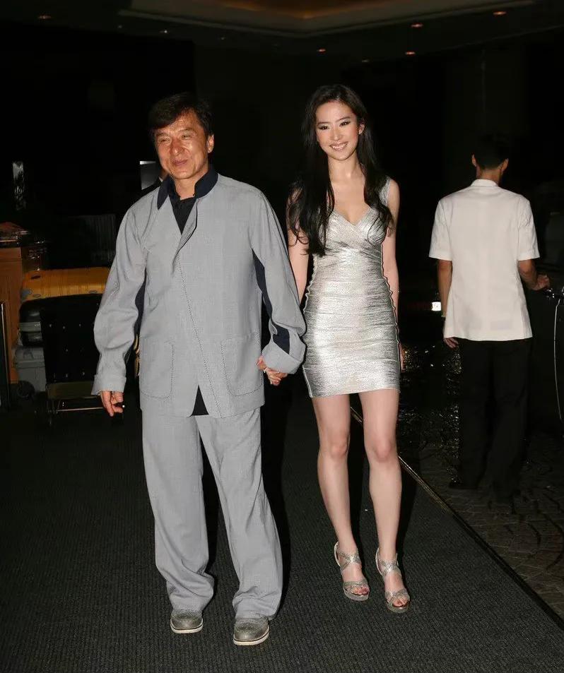 看了她们，才知道什么叫“自带清纯校花脸”，有些气质真是天生的