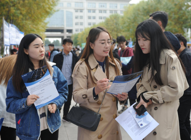 毕业生就业5年月薪排名，教育专业仅排第十名，经济学独占鳌头