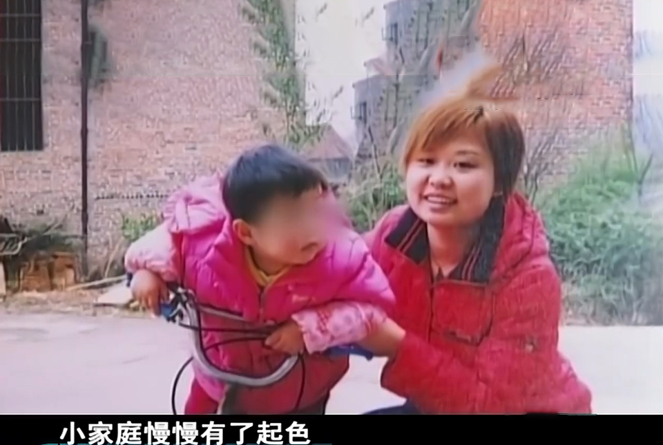 11年湖南新人欢喜结婚，喜宴数十亲朋却掩面哭泣，真实原因没想到