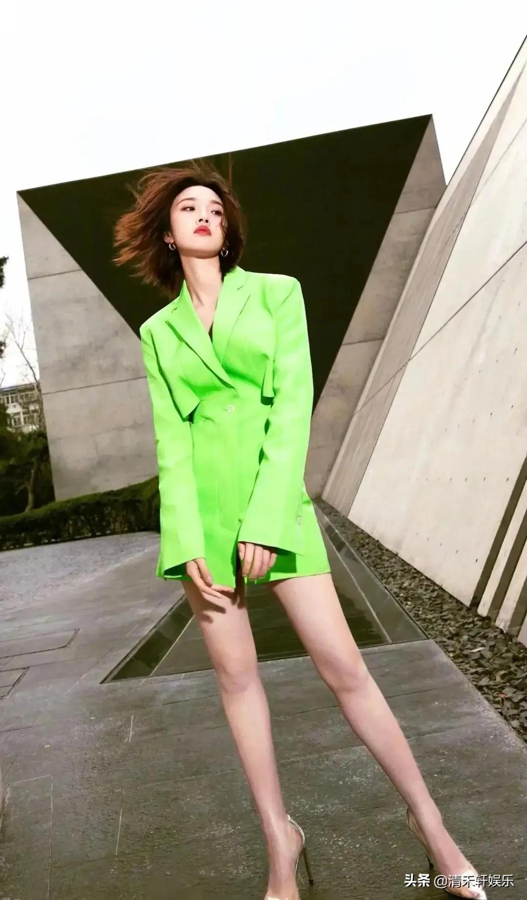 唐艺昕不论短发还是长发，都巨好看。像是画中走出来的美女一样