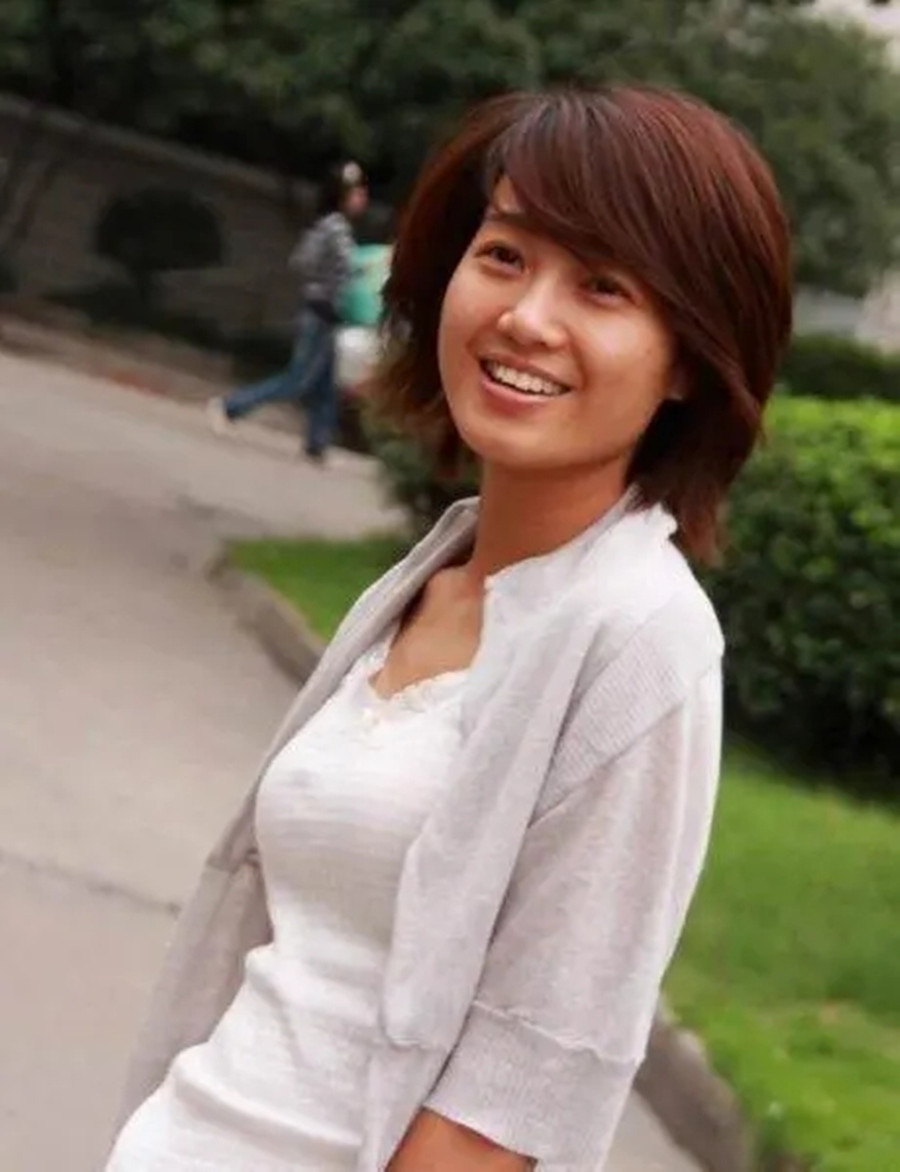 原名朱东花的朱丹,出生于一个贫困家庭,从小她就知道钱的重要性.