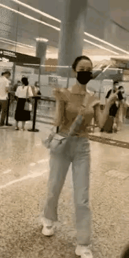 上半身貌美如花，下半身歪七八扭，这9位女星镜头前后反差好大