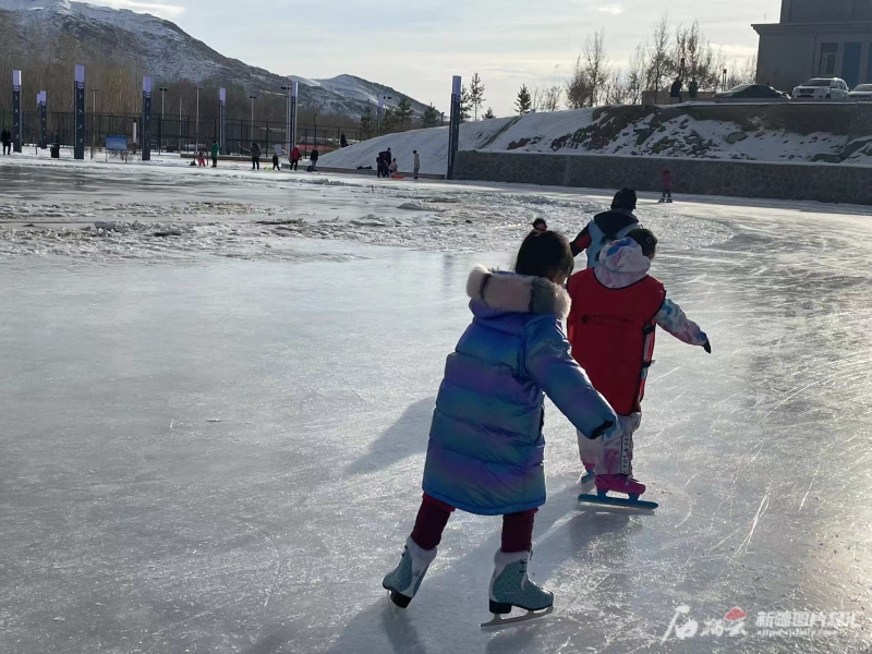 阿勒泰的孩子爱滑冰：在冰面上滑行就像鸟儿在飞