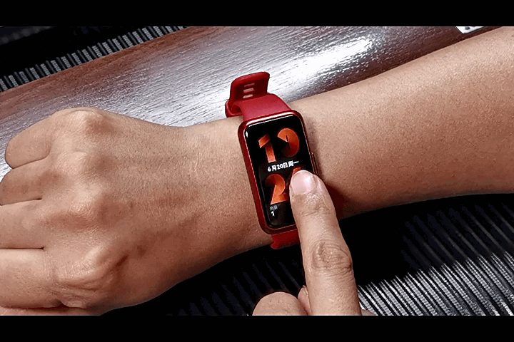 2.5D曲面炫彩大屏，介于手环与智能手表之间，华为手环7上手体验