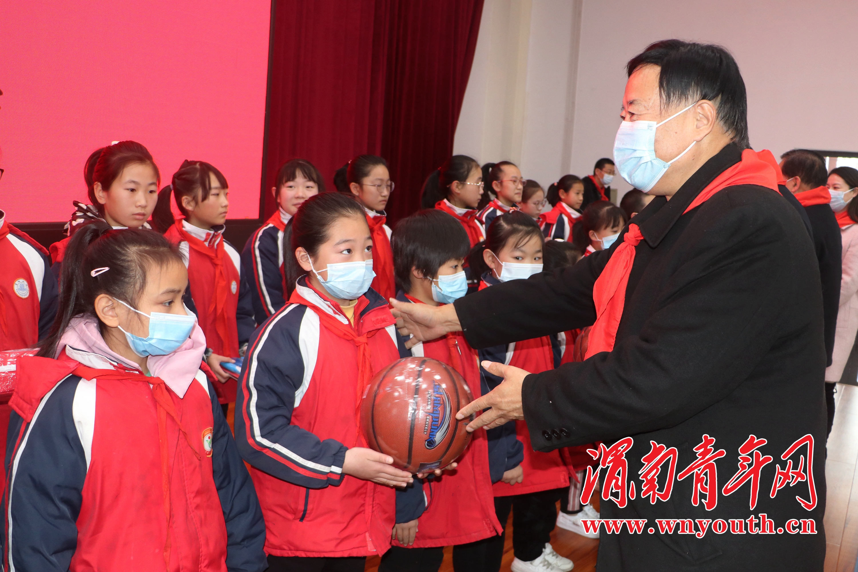 臨渭區(qū)育紅小學(xué)開(kāi)展“暖冬行 傳遞愛(ài)”(圖12) 臨渭區(qū)育紅小學(xué)開(kāi)展“暖冬行 傳遞愛(ài)”(圖12)