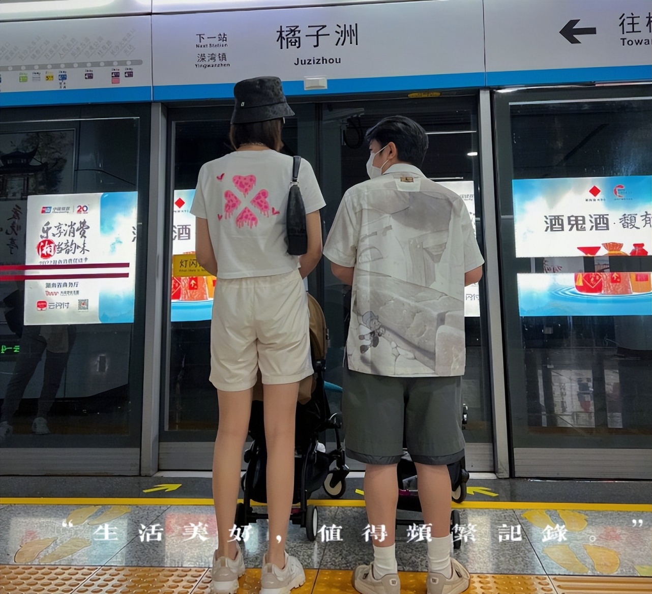 王祖蓝夫妇带娃出游，一人抱一娃大秀幸福，俩女儿个头猛蹿像妈妈