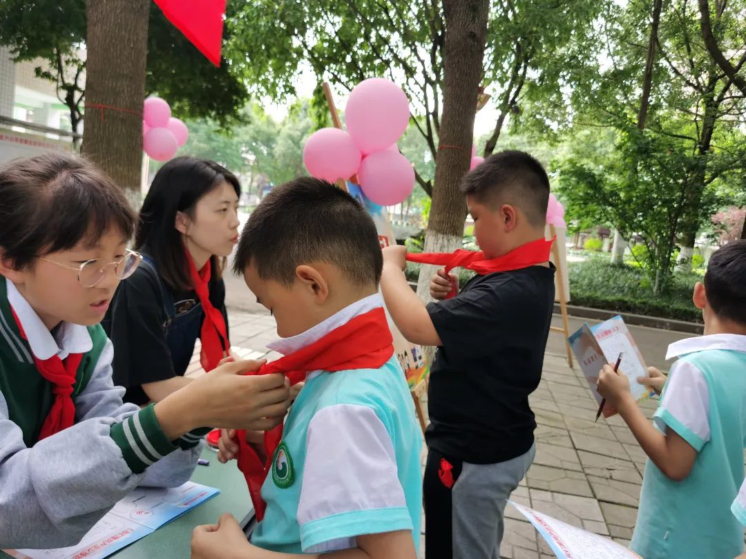 四川天府新区永兴小学一年级的孩子们在香樟林开展入队闯关活动