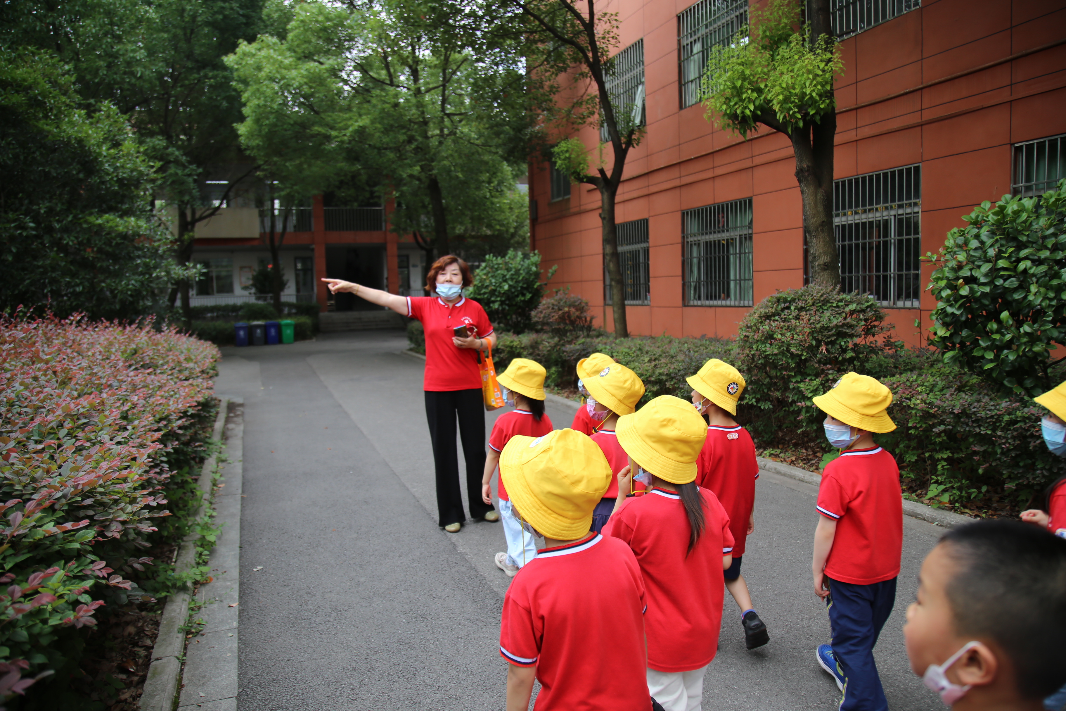 幼儿园孩子进东方红小学 体验小学生活