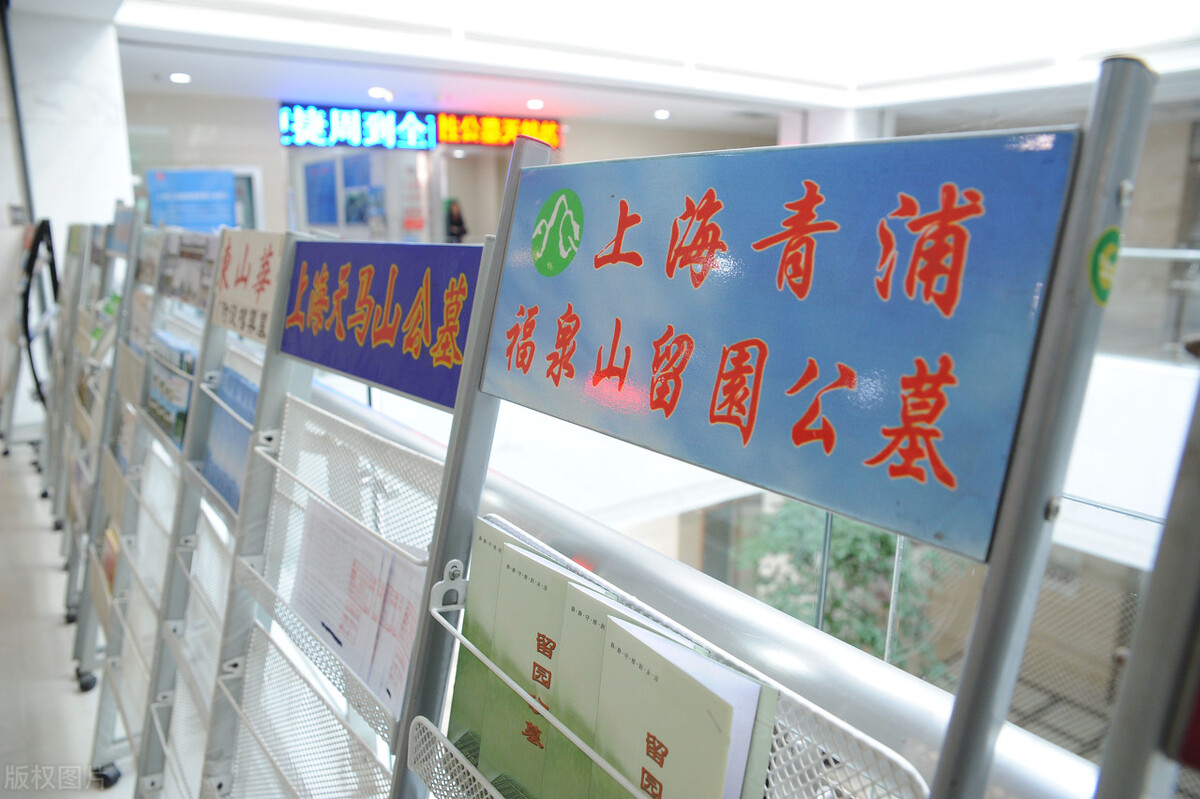 25万买的房子不住，专门用来存放骨灰盒，邻居发现要报警，合理吗
