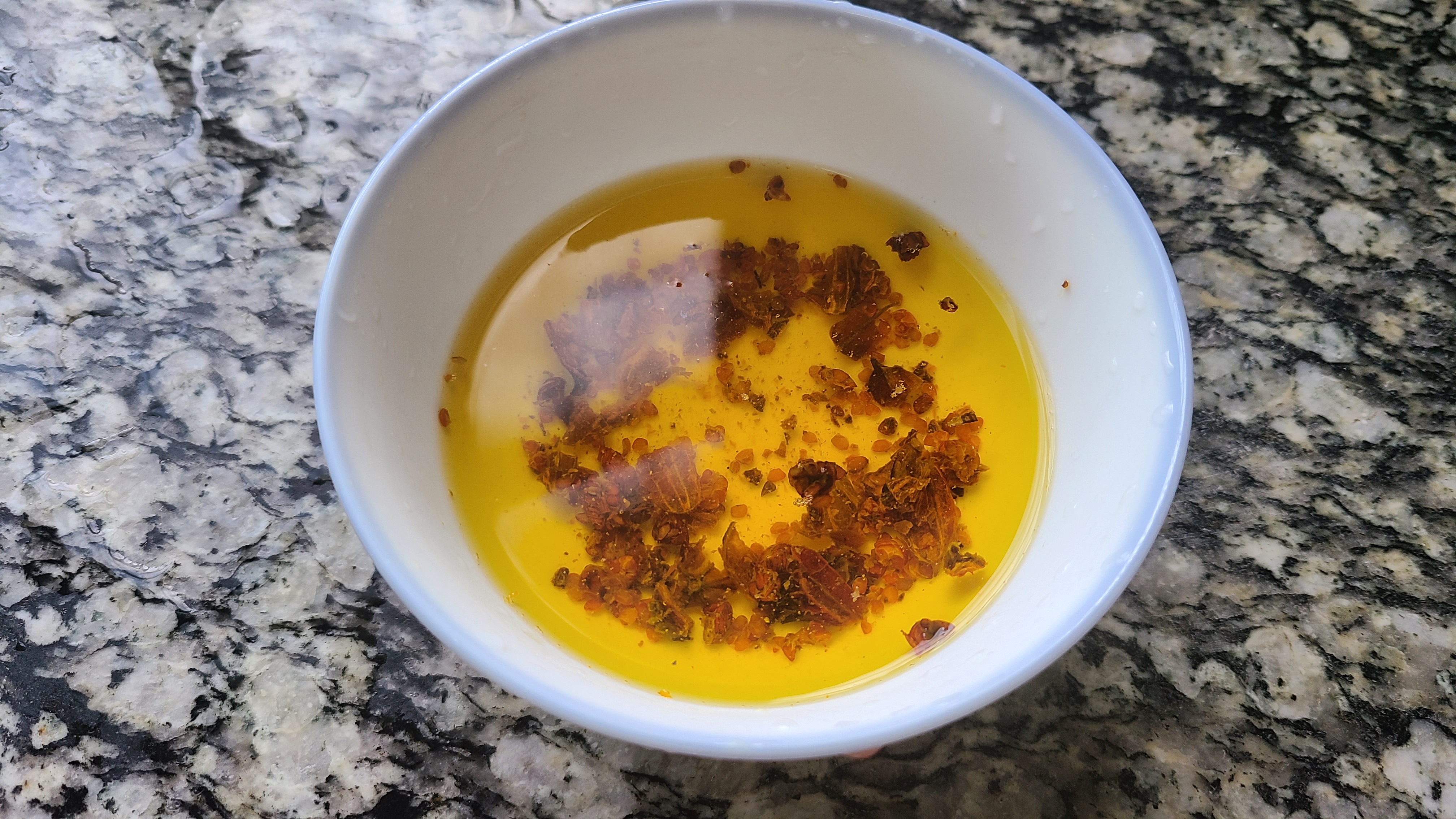 咸香鸡是广东出了名的美食，嫩滑好吃香味浓，老厨师教你