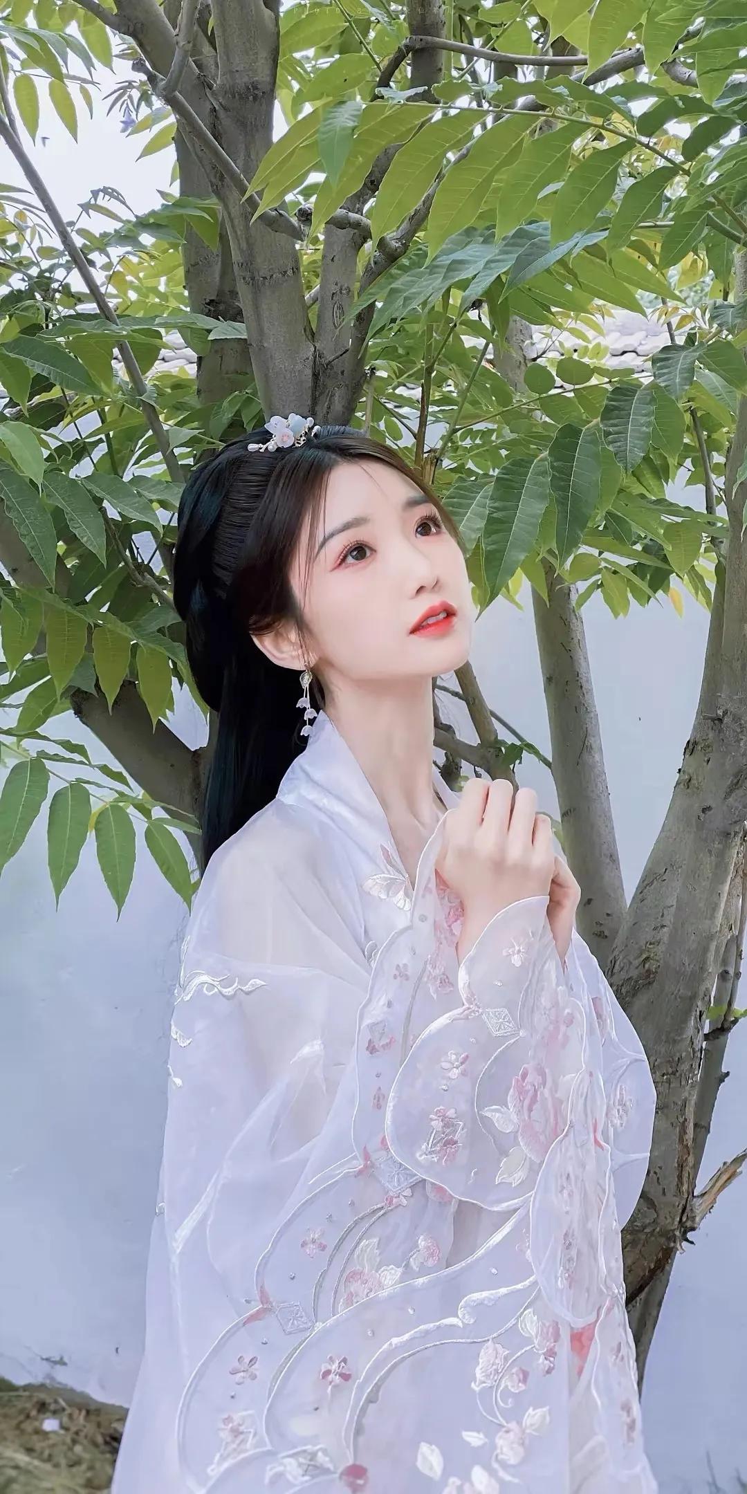 被毛晓彤的古装造型美到了，唯美淡雅，清新自然，娇俏可人