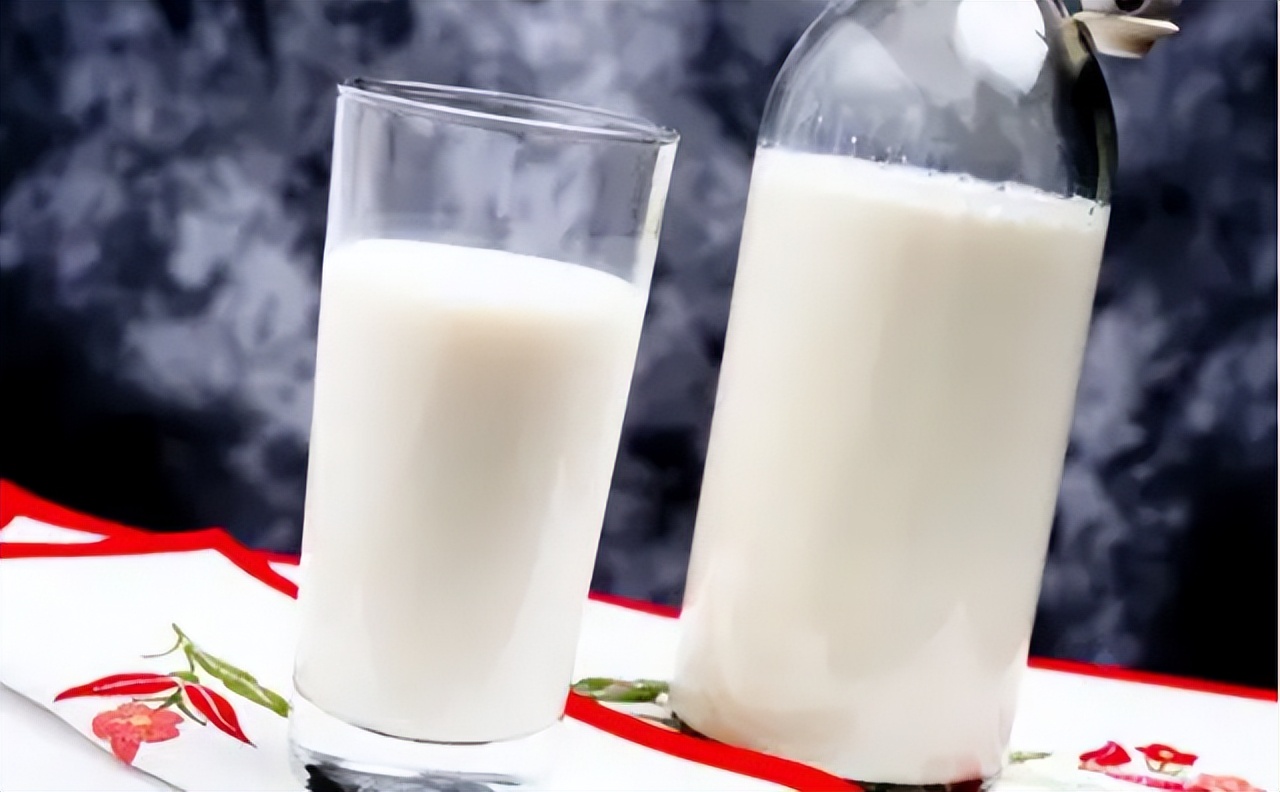 牛奶全是防腐剂，有毒还致癌？医生提醒：现在知道还不算晚