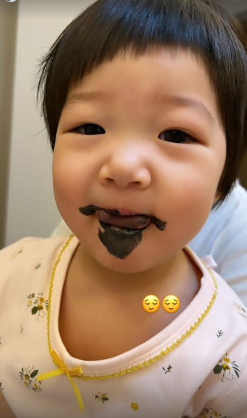 王祖蓝好欣慰！两女儿吃冰淇淋萌照曝光，长相越来越像妈妈李亚男