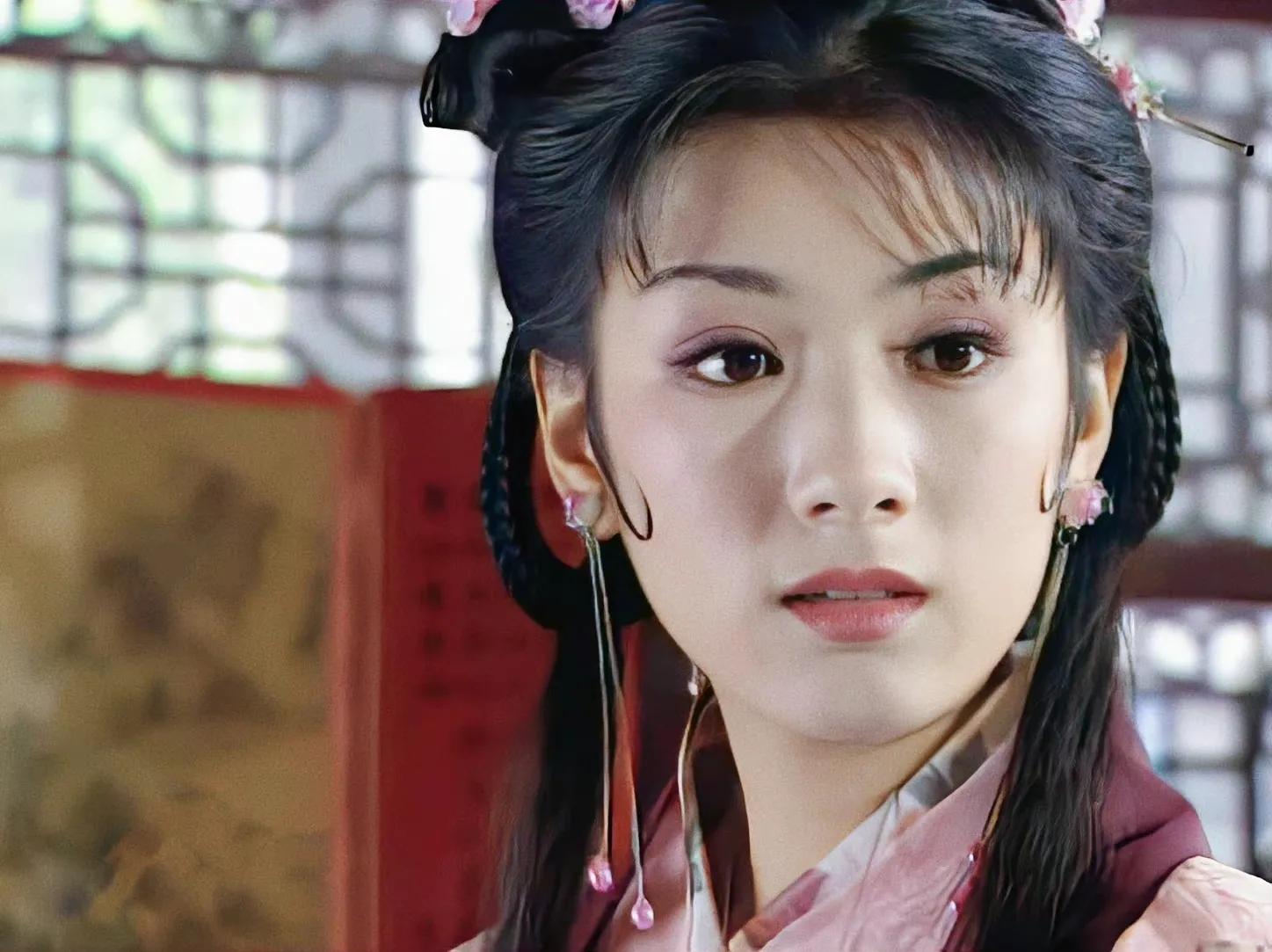 有一种“毁容”叫眼睛凹陷！杨幂比同龄人老10岁，陶虹直接认不出