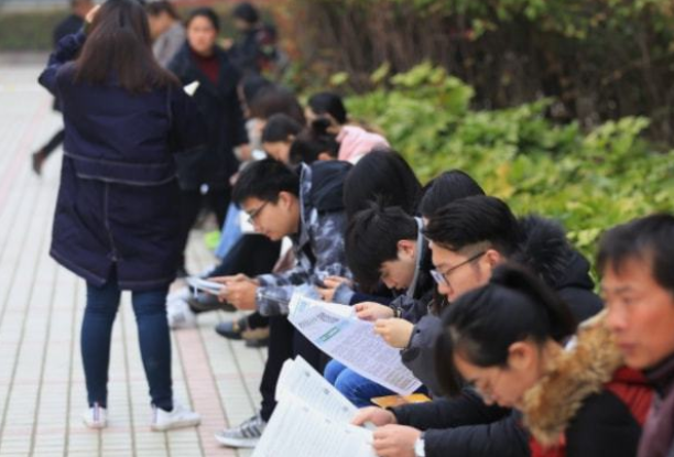 听起来像“公务员”的岗位，实际上是合同工，大学生避免入坑