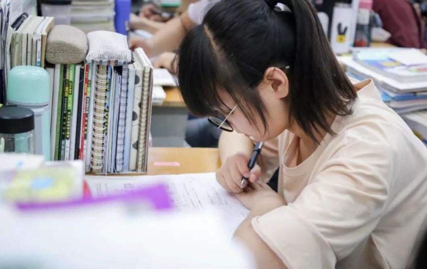 2022年浙江首场高考落幕，57万考生为梦出征，有人却酸成“柠檬”