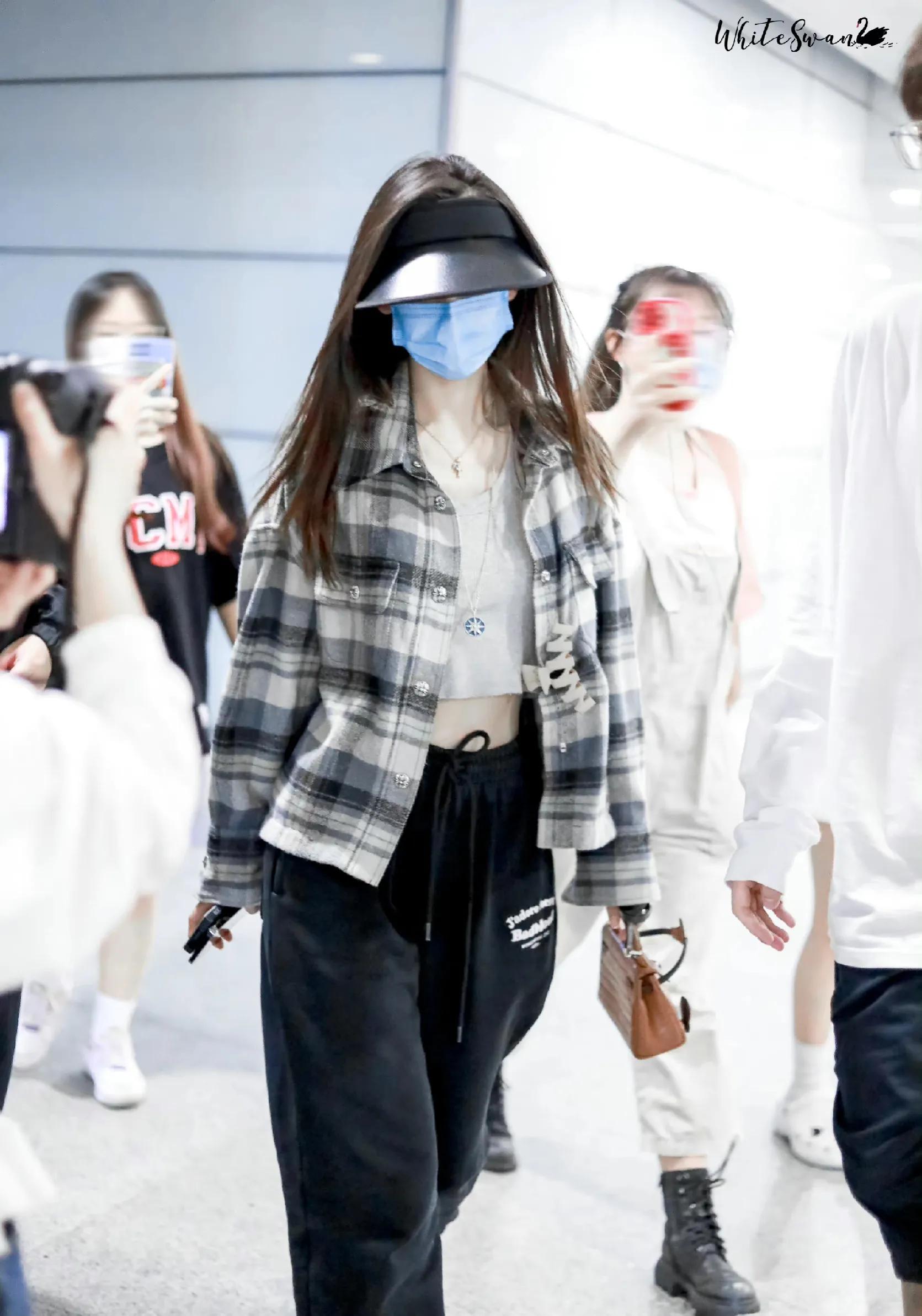 angelababy现身机场,格子衬衫搭配运动裤和凉拖鞋,休闲范十足