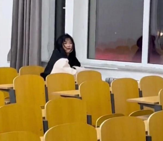 女大学生去上课天黑仍未归，室友以为去约会，结局却叫人啼笑皆非