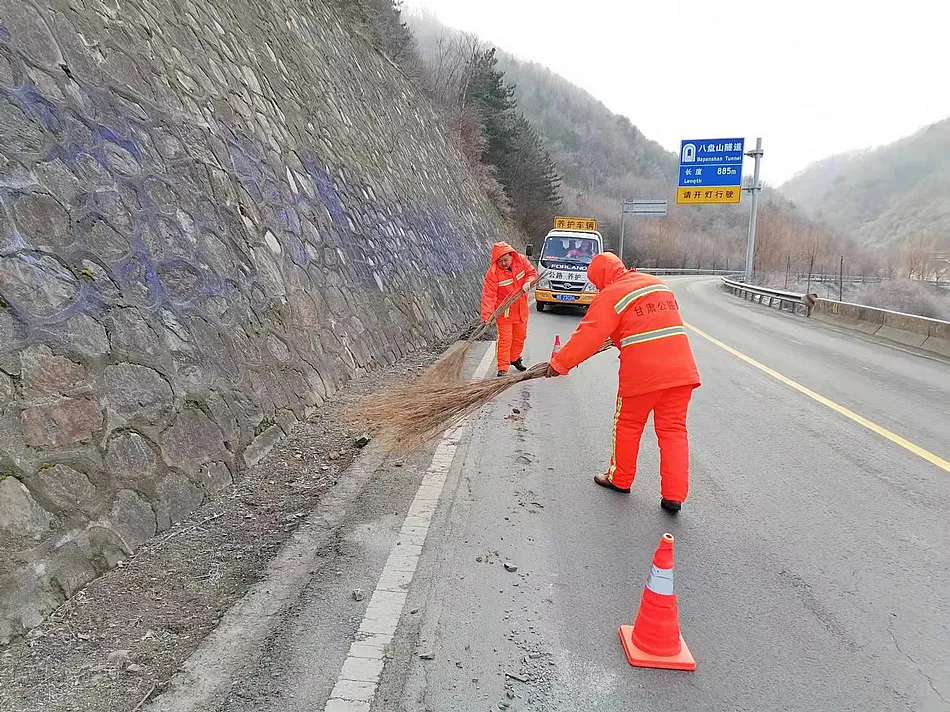 秦州公路段做好雨雪天防滑保畅工作（组图）