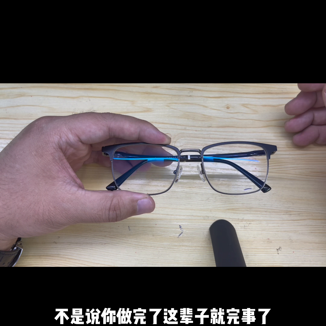 今天介绍眼镜之前先介绍镜盒，这是素皮的材质，印加印的眼镜盒,什么配色？镜盒厂家说