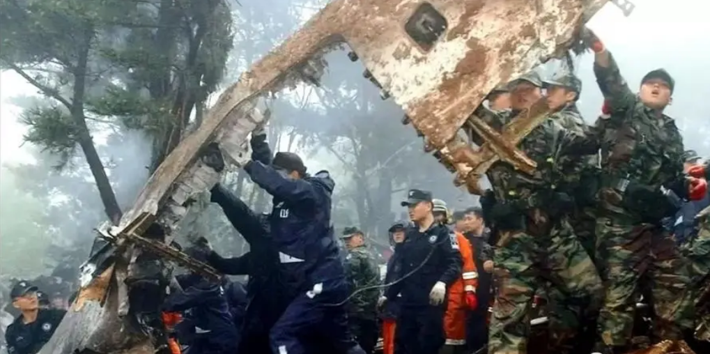 02年国航空难：飞机撞山129人遇难，37人因“马虎导游”死里逃生