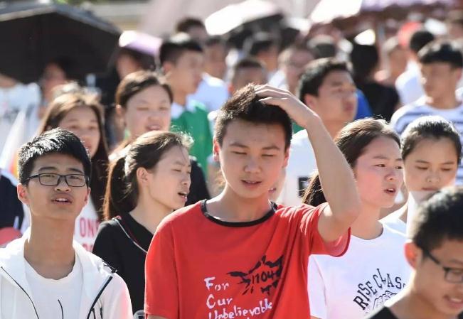 当代大学生的工作状态走红，6张图真实诠释，正逐步放弃的工作