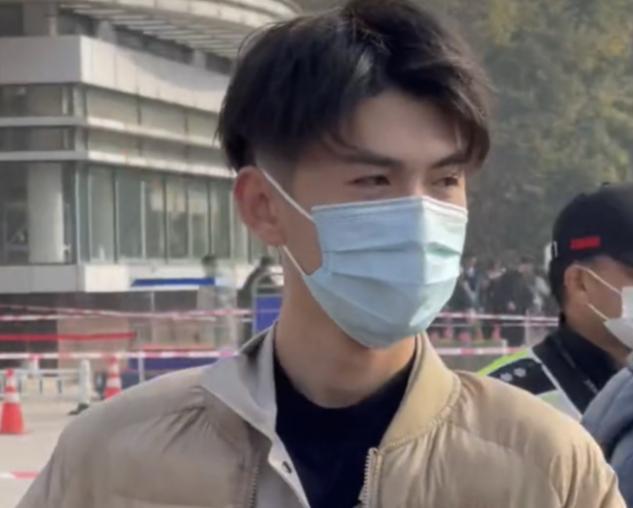 男大学生“神仙”颜值，女生火车站遇男神，这就是心动的感觉