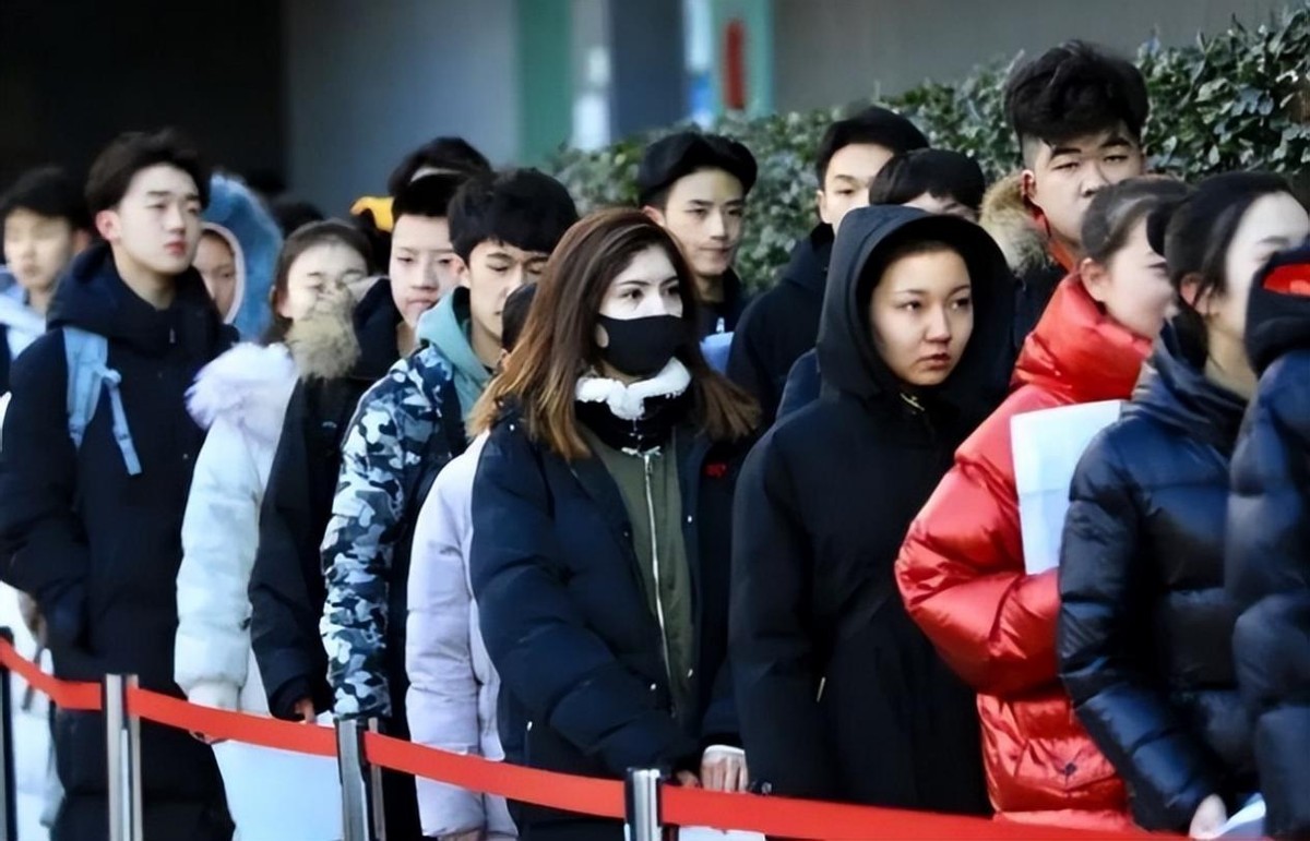 北电男生一头长发，耳带耳环，精致得不像话，网友：做自己真好