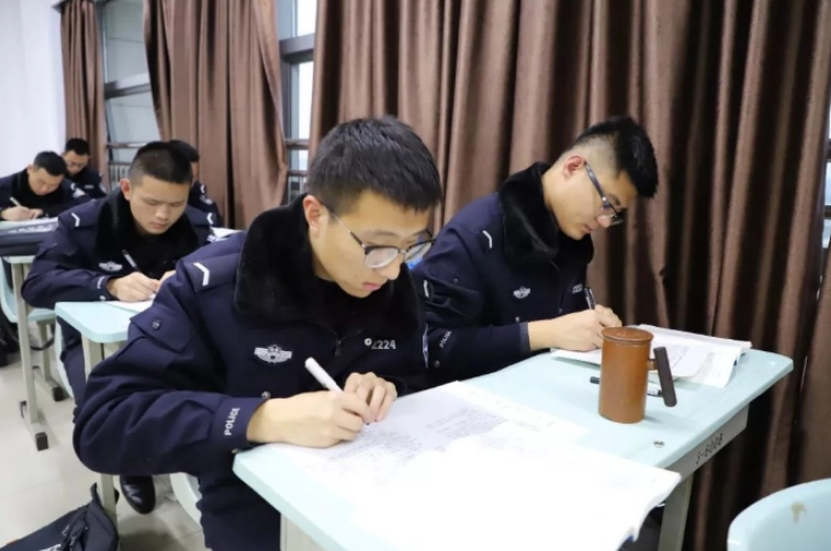 毕业想当警察，选“事业编”还是“行政编”？两者的薪资有差距