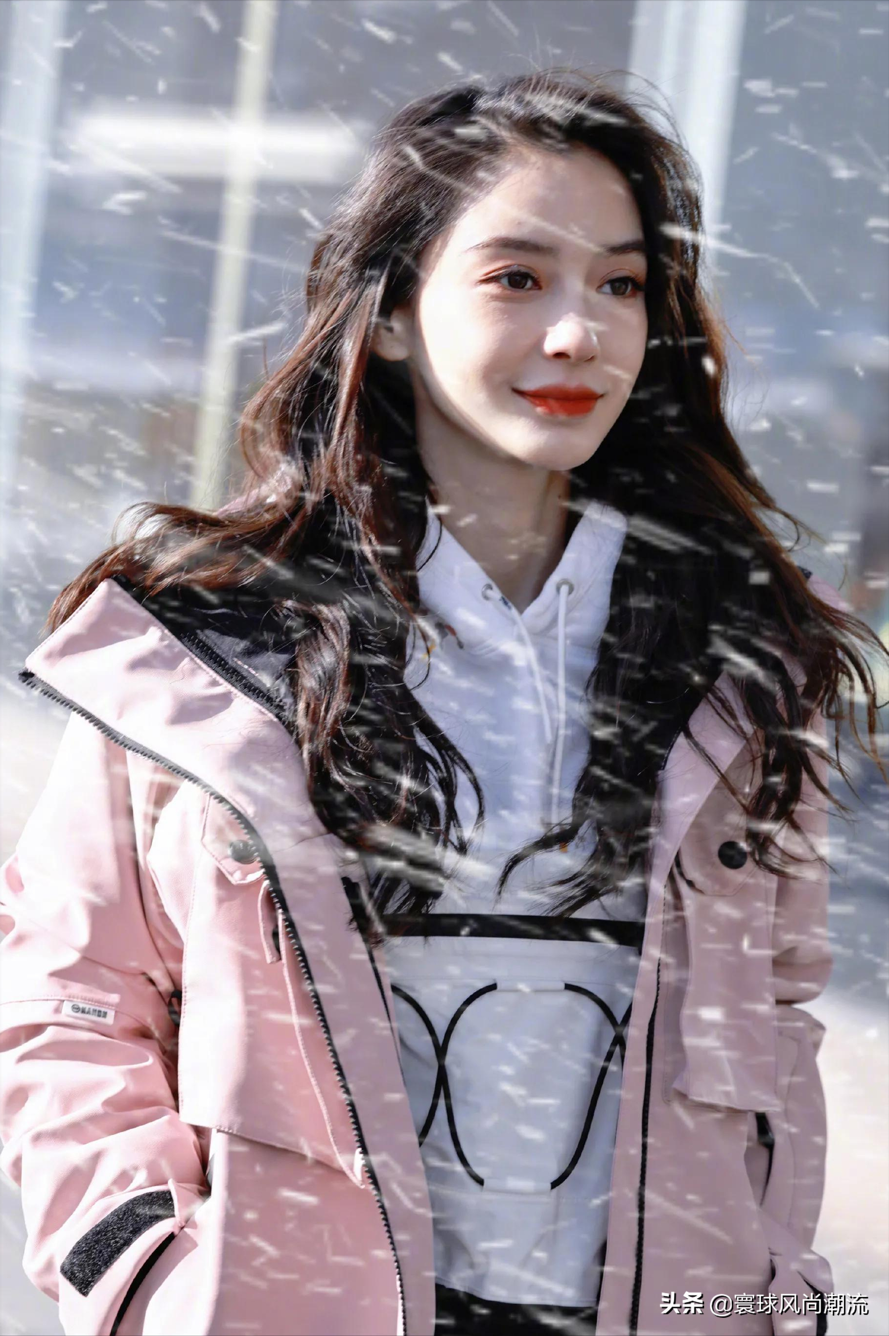 angelababy滑雪造型路透,粉色甜美可爱,爱运动的人就是飒